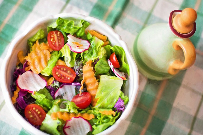 Лето в тарелке: десять рецептов салатов из свежих овощей