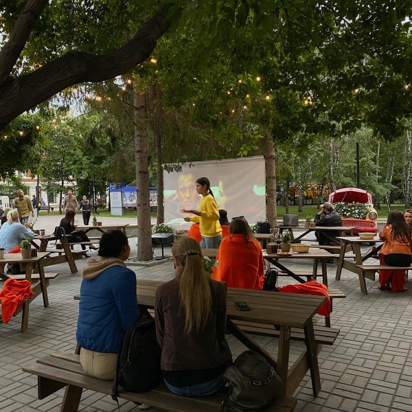 Кино и пицца в парке – обзор @gastrosibirsk